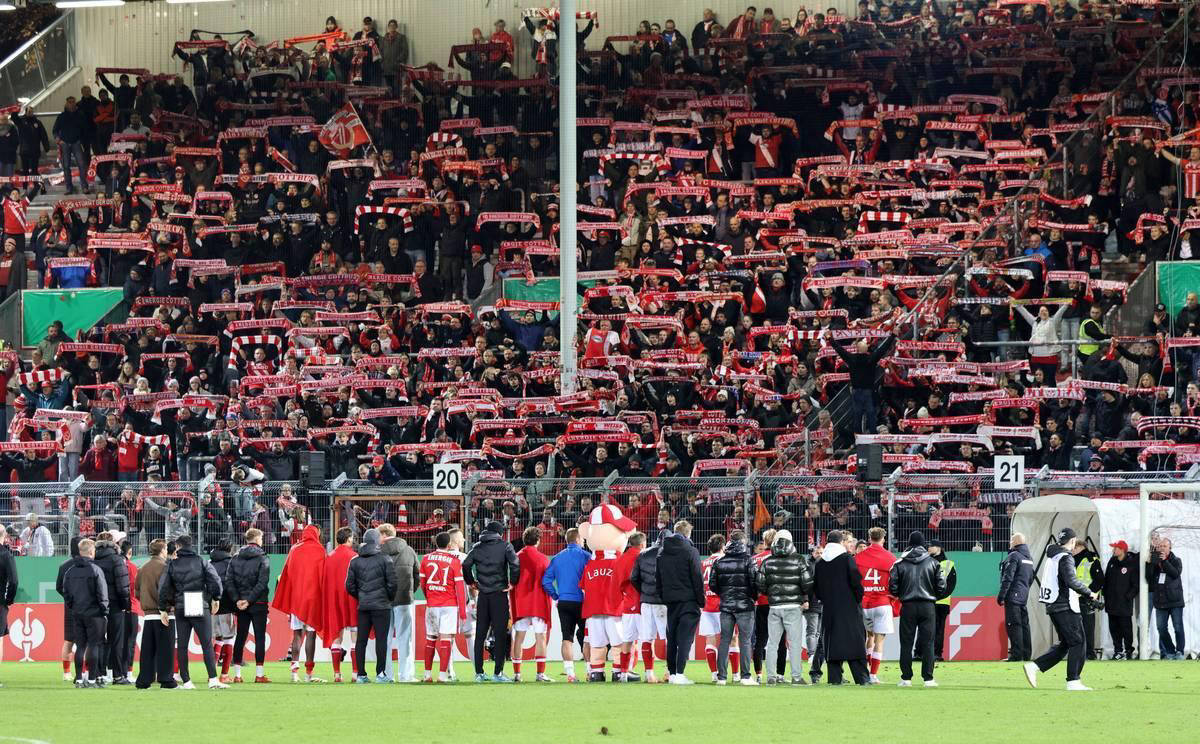 尼斯迎欧冠关键赛，今晚豪取连胜，赛场秩序良好，年轻球员得到机会的简单介绍